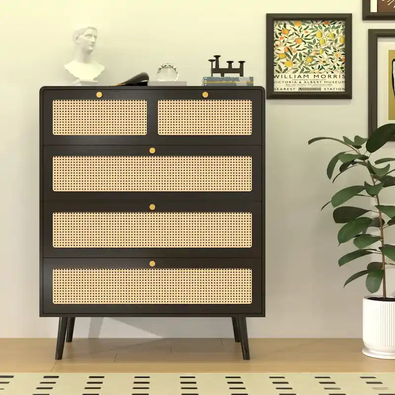 Commode en rotin noir à 5 tiroirs avec poignées dorées